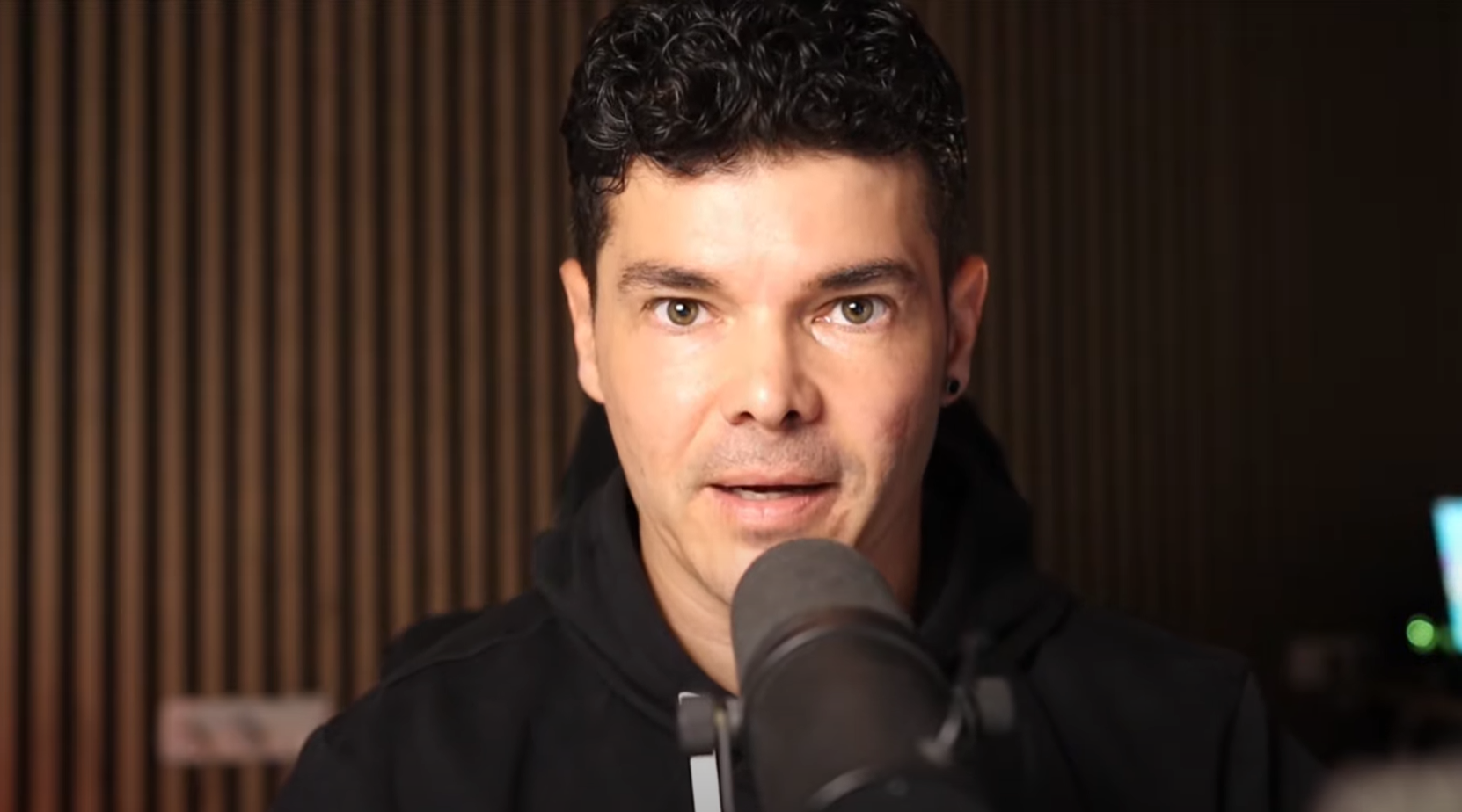 Hombre frente a micrfono